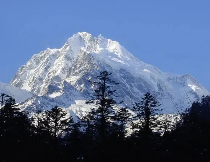 景区能登上的最高点是红石尖,是离西岭雪山主峰庙基岭最近的地方,海拔